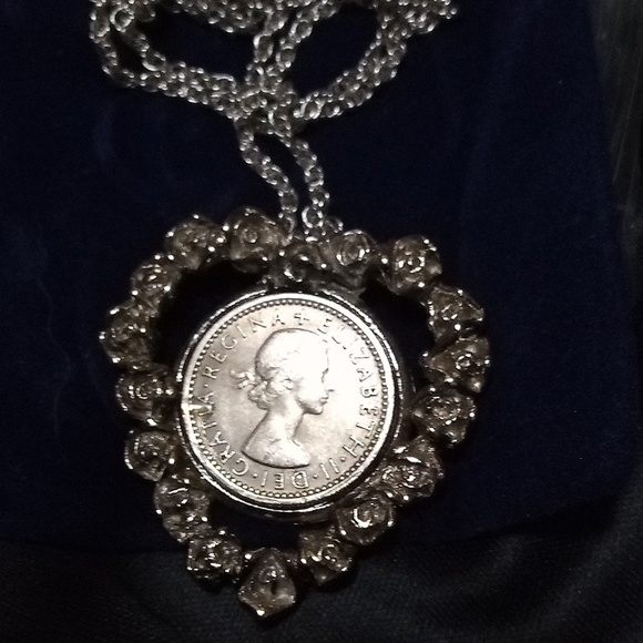 Queen Elizabeth six pence1960 coin heart necklacecollectors piece romantic - Picture 2 of 5